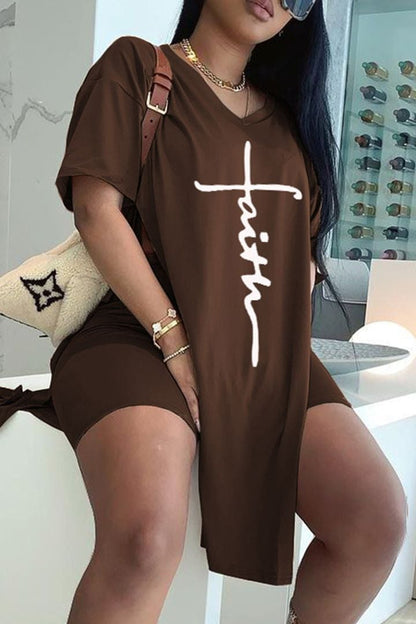 49% Korting🎉T-shirt en short met letterprint en V-hals met split opzij, 2-delige set
