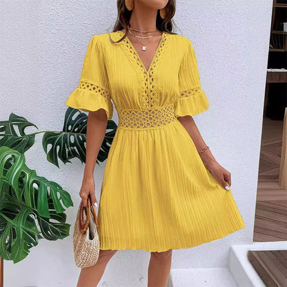 👗🔥 שמלה אלגנטית צוואר V עם פרטי תחרת תחרה, עיצוב עדין ומושך לכל אירוע חברתי ✨